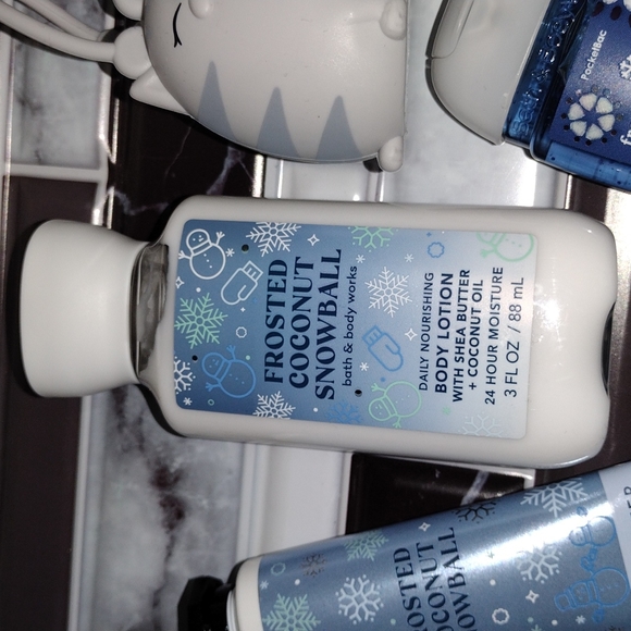 B&BW Frosted Coconut Snowball Hand Cream Pocketbac Body Lotion Seasonal Set NWT - Picture 3 of 8